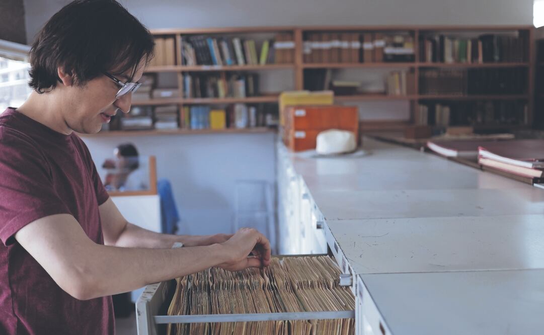 El investigador Erick Daniel Franco buscó información en los ficheros que desde 1973 ha ido reuniendo el equipo para el Diccionario del Español de México. Fotos: Fernanda Rojas. El Universal
