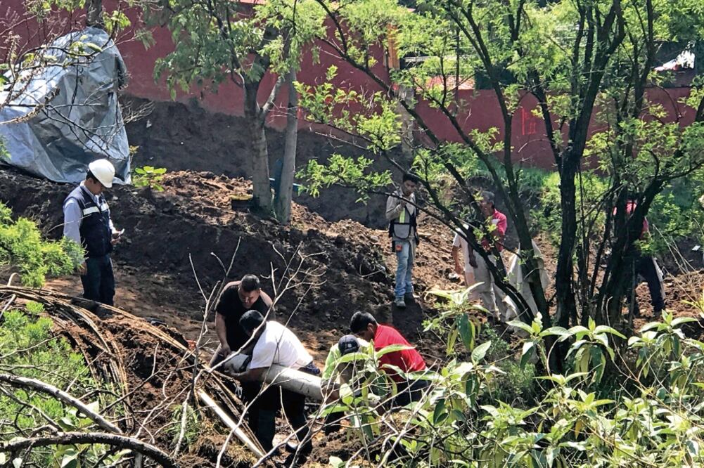 Empleados de la empresa inmobiliaria que construye en la barranca de El Huizachal rompieron un ducto de 30 centímetros de diámetro, lo que provocó que por horas se derramaran litros de agua potable. (REBECA JIMÉNEZ. EL UNIVERSAL)