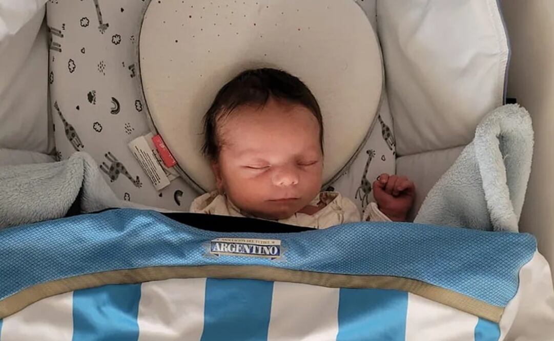 Milan, arropado con la bandera argentina. Foto: LA NACION