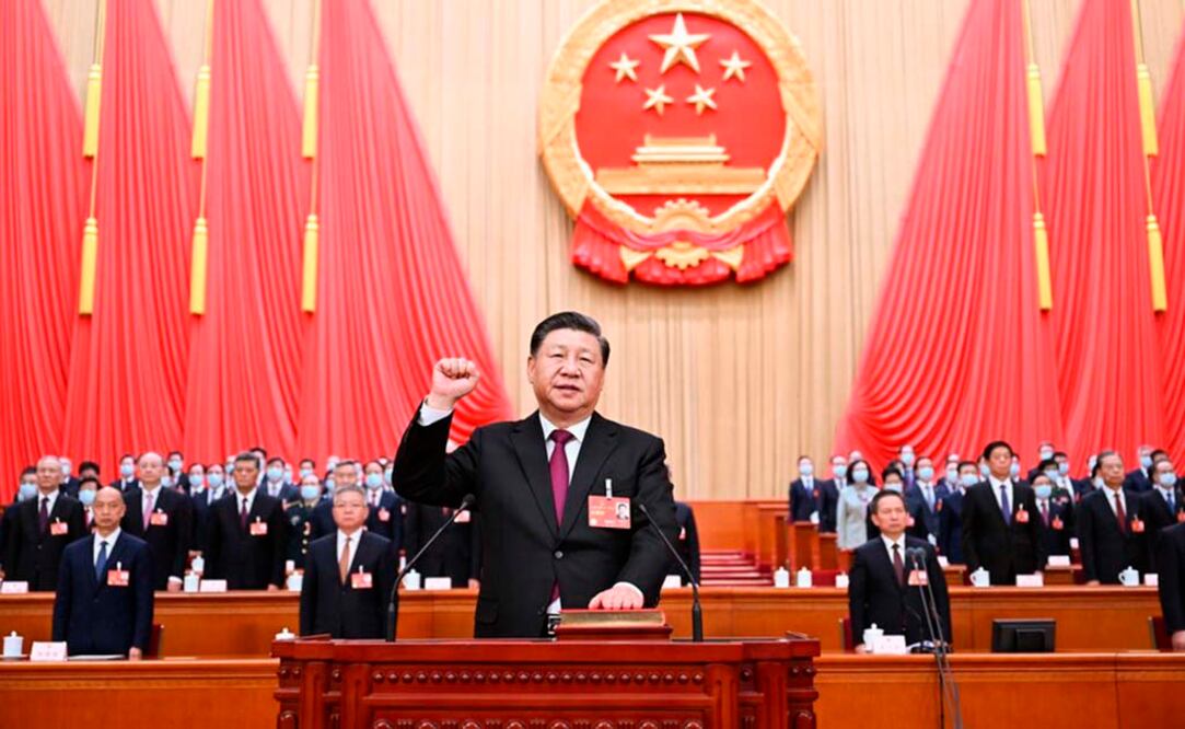 Xi Jinping, recién elegido presidente de la República Popular China (RPCh) y presidente de la Comisión Militar Central de la RPCh, rinde juramento público de lealtad a la Constitución en el Gran Palacio del Pueblo en Beijing, China, el 10 de marzo de 2023. (Xinhua/Xie Huanchi)