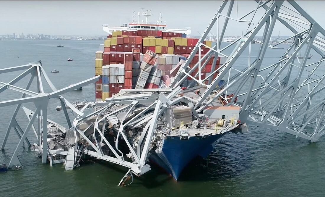 El Dali impactó contra el puente Francis Scott Key alrededor de la 1:30 de la madrugada del martes, provocando el colapso de gran parte de la infraestructura. FOTO: AP