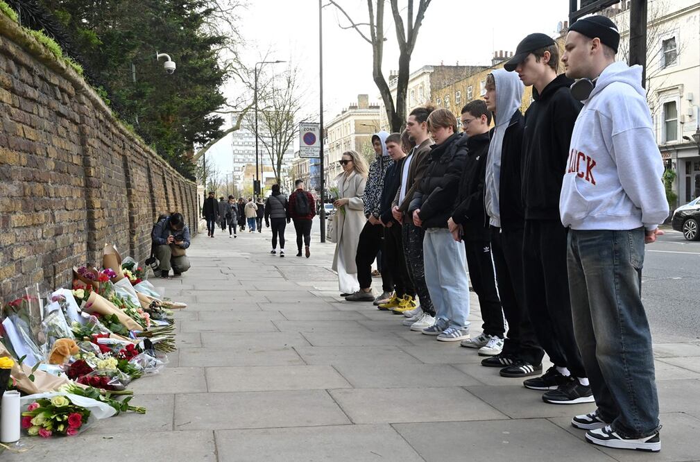 La gente presenta sus respetos después de depositar flores frente a la embajada rusa en Londres el 23 de marzo de 2024, un día después de un ataque armado en Krasnogorsk, a las afueras de Moscú. Foto: AFP