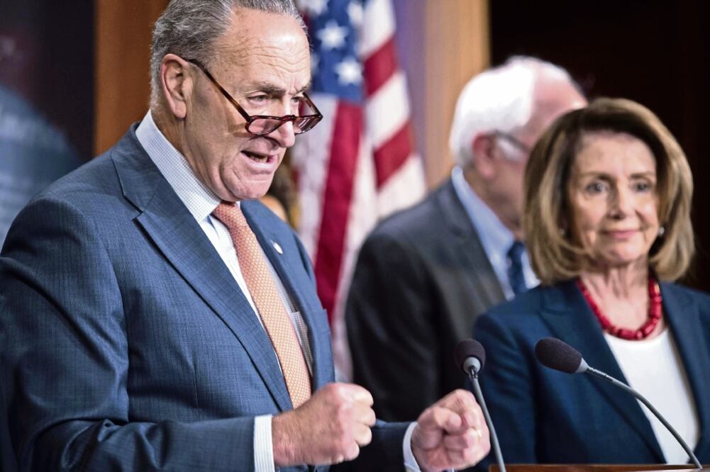 Los líderes demócratas en el Senado, Chuck Schumer, y en la Cámara de Representantes, Nancy Pelosi, criticaron la lista migratoria de Donald Trump. (SHAWN THEW. EFE)