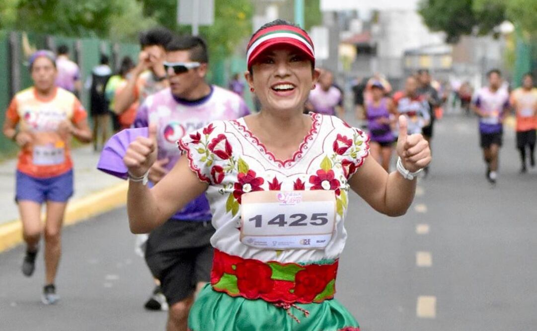 Para llamar la atención de los donantes, Luisa acude a los maratones vestida de China Poblana. Foto: Cortesía Luisa Julieta Escobar