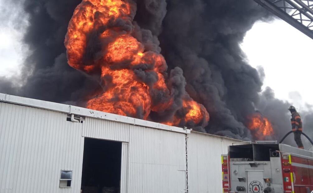 Incendio de bodega en Ecatepec. Foto: Isidro Corro / EL UNIVERSAL