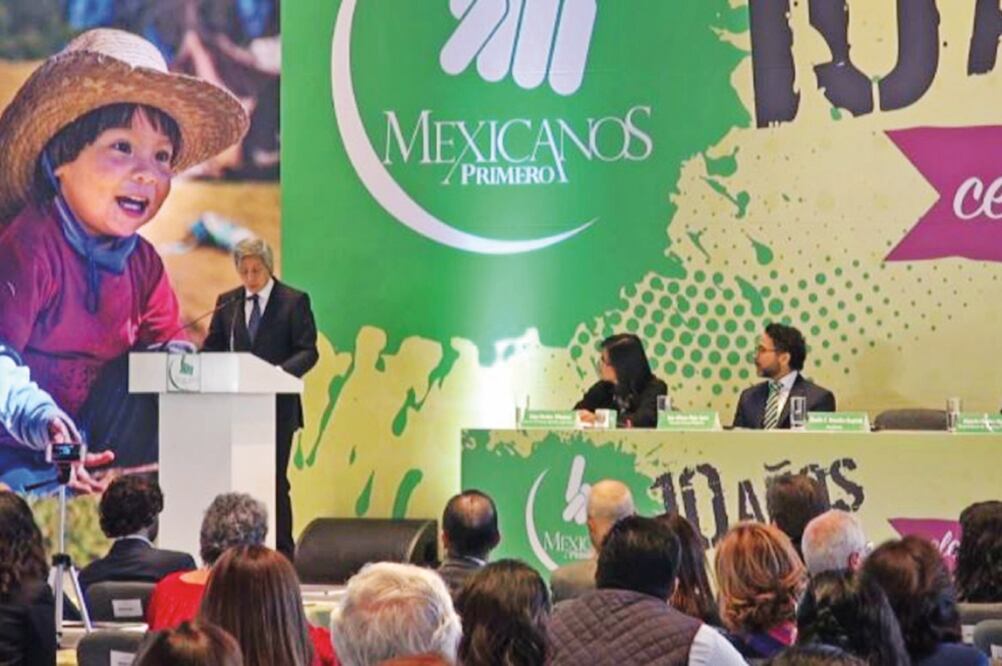 México sólo avanzará con educación de calidad y Estado de derecho, aseguró Claudio X. González al anunciar su salida de la organización Mexicanos Primero. El empresario ahora dirigirá una organización creada en conjunto con Amparo Casar (MEXICANOS PRIMER)