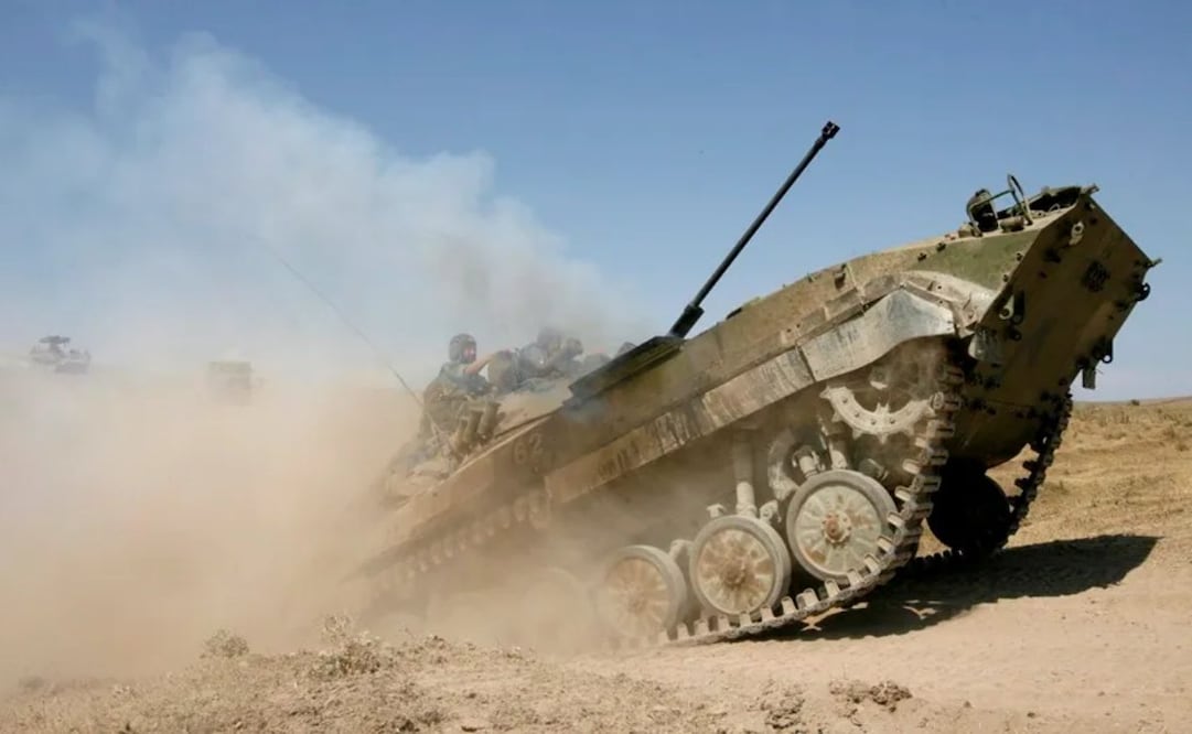 Un soldado ruso efectúa maniobras en un tanque, en una imagen de archivo. Foto: EFE