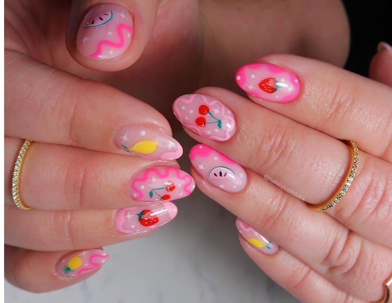 Uñas con estampado frutal y vibrante. Foto: Instagram @nailsbykatiedutra