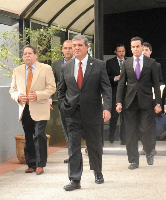 El secretario General de Gobierno de Nuevo León, Manuel González Flores (al frente) acudió ayer a la audiencia con los legisladores estatales, a quienes reclamó por no analizar sus pruebas en tiempo y forma. EMILIO VASQUEZ. EL UNIVERSAL