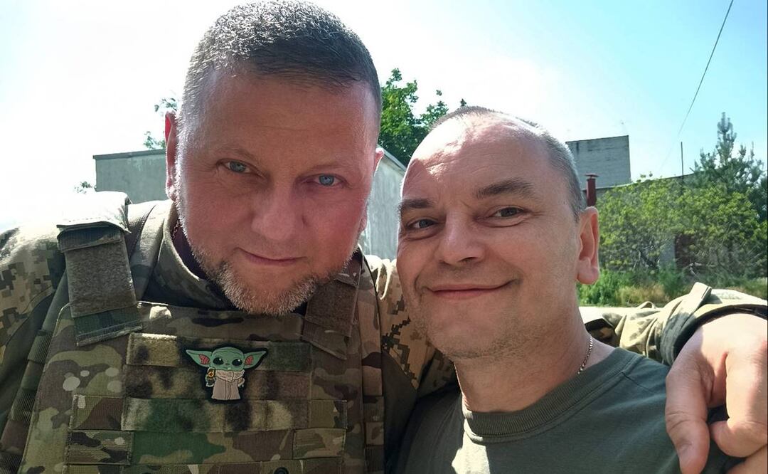 El Comandante en Jefe de las Fuerzas Armadas de Ucrania, Valerii Zaluzhnyi, luce un emblema del personaje "Baby Yoda", de Star Wars, en su chaleco antibalas, en una ubicación desconocida en Ucrania. Foto: AFP