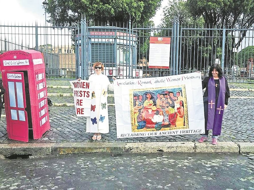 Christina Moreira (der.), junto con otra integrante de Asociación de Presbítera s Católicas (ARCWP), que promueve la igualdad en la Iglesia católica (CORTESÍA ARCWP)