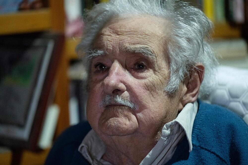 El expresidente de Uruguay (2010-2015), José Mújica, observa mientras concede una entrevista a la AFP en su casa de Montevideo el 28 de noviembre de 2024. Foto: AFP