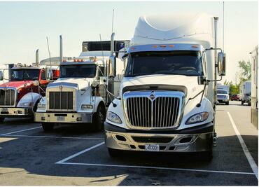 Ofrecen salarios de 100 mil dólares para solucionar la escasez de camioneros en EU