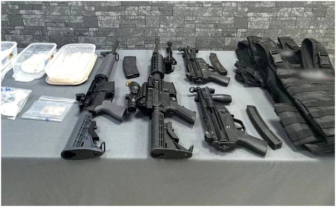 Durante el cateo a una casa de seguridad en Juárez, Nuevo León, fueron aseguradas dos subametralladoras, un lanzagranadas, dos armas largas, un misil y drogas (23/01/2025). Foto: Especial