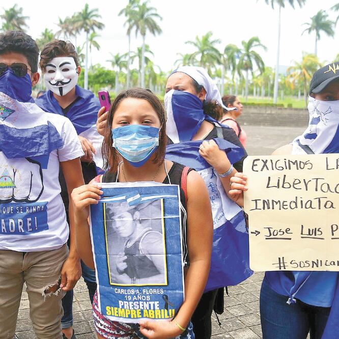 Opositores al régimen de Daniel Ortega se manifestaron el martes, en Managua, cuando el gobierno liberó a 56 prisioneros políticos. MAYNOR VALENZUELA. AFP