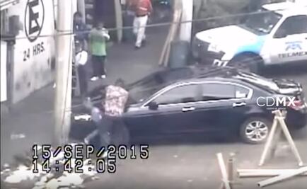 Video. Golpean a mujer para robarle un teléfono en el Centro