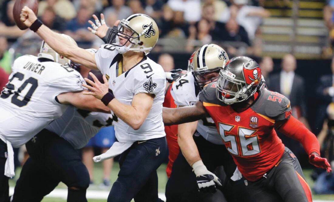 Drew Brees (9), quarterback de Nueva Orelans, sólo tiene un golpe en el manguito rotador y no algo más serio (BILL HABER. AP)