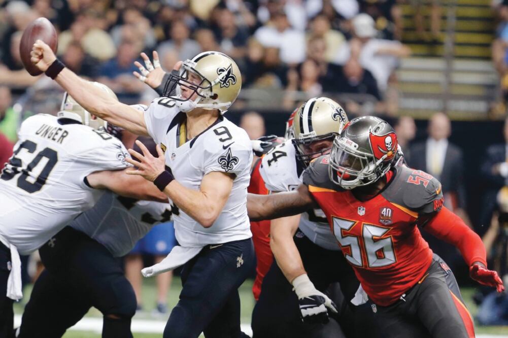 Drew Brees (9), quarterback de Nueva Orelans, sólo tiene un golpe en el manguito rotador y no algo más serio (BILL HABER. AP)