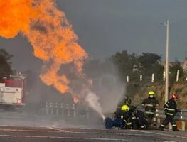 Vuelca pipa en la México-Puebla, cierran autopista en ambos sentidos; consulta las rutas alternas