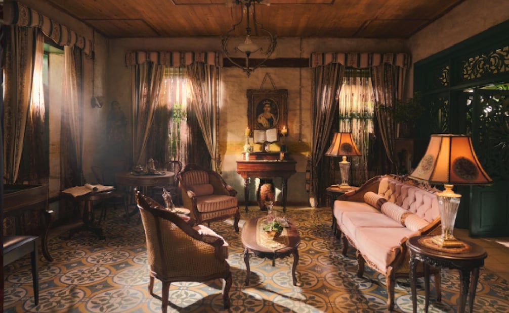 Los salones de la Casa Buendía cambian con la llegada de Fernanda del Carpio: aparecen cortinas pesadas, símbolos religiosos y una atmósfera más fría y solemne. Foto: Netflix.