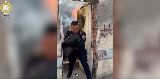 ¡Héroes! Policías capitalinos arriesgan la vida al salvar a niños de incendio en Peralvillo; SSC asegura que serán ascendidos