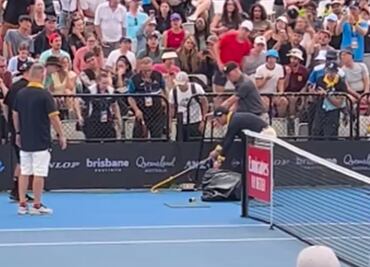 Víbora sorprende e interrumpe partido del ATP 250 de Brisbane