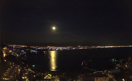 Captan imagen de Luna llena navideña