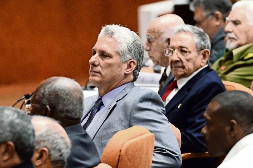 Miguel Díaz-Canel (izq.) con el presidente saliente Raúl Castro, ayer en la sesión de la IX Legislatura de la Asamblea Nacional, en La Habana (JOAQUÍN HERNÁNDEZ. XINHUA)