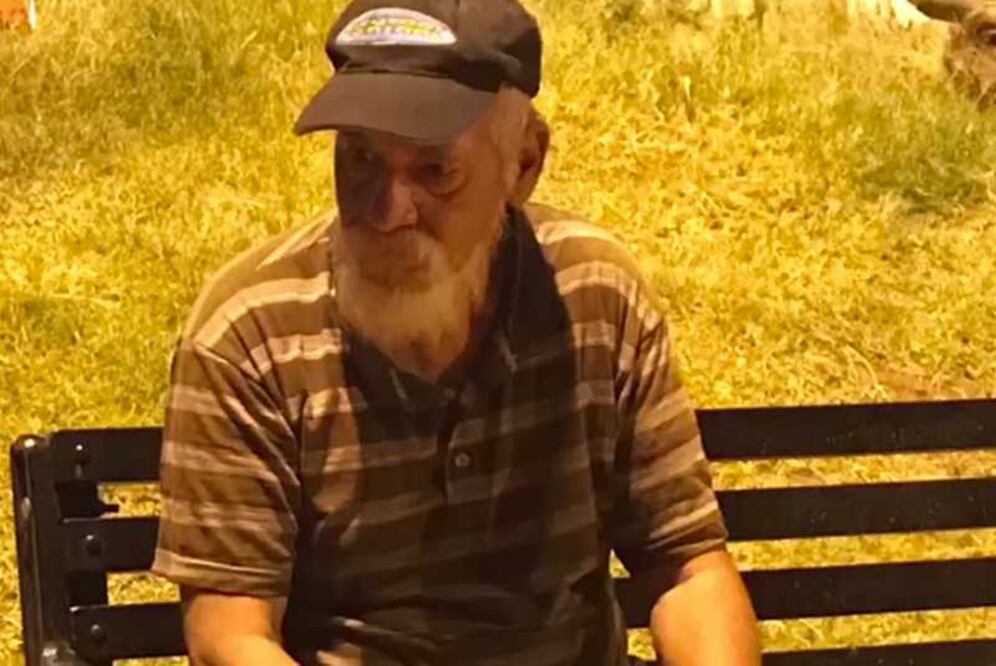 Su hijo lo abandonó en una plaza y le dijo que volvería por él, lo más viral