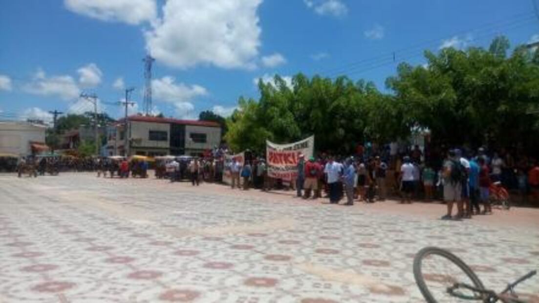 Pobladores golpean a policías y vuelcan patrulla en Tzucacab, Yucatán