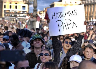 FOTOS: Fumata blanca en la Capilla Sixtina, celebran miles elección de un nuevo Papa en El Vaticano