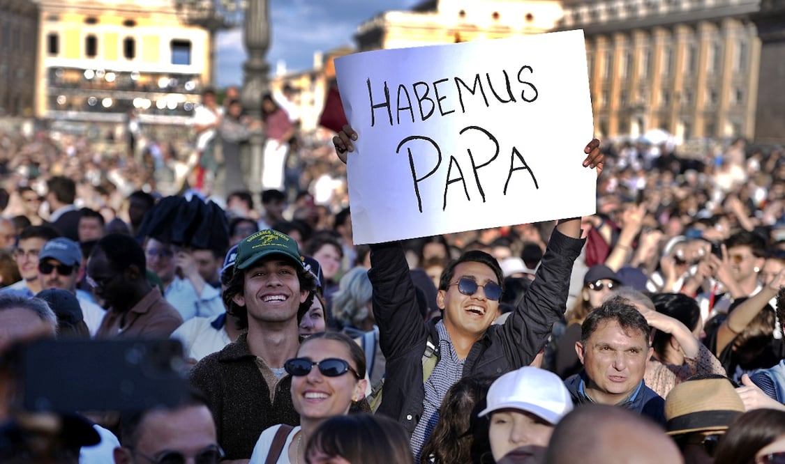 Un joven sostiene un cartel con la leyenda "Habemus Papa", después de que una columna de humo blanco saliera de la chimenea de la Capilla Sixtina, en la Plaza de San Pedro del Vaticano, el jueves 8 de mayo de 2025. Foto: AP