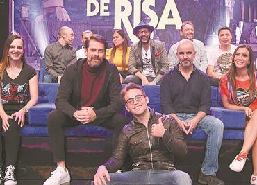 Caen de diversión ante las cámaras