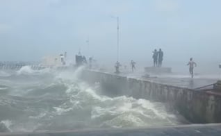 Vientos de 120 km generan 152 incidencias en el puerto de Veracruz; playas se mantienen cerradas 