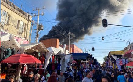FOTOS y VIDEOS: Fuerte incendio consume bodega de calzado en Tepito en la Cuauhtémoc; desalojan a 500 personas 