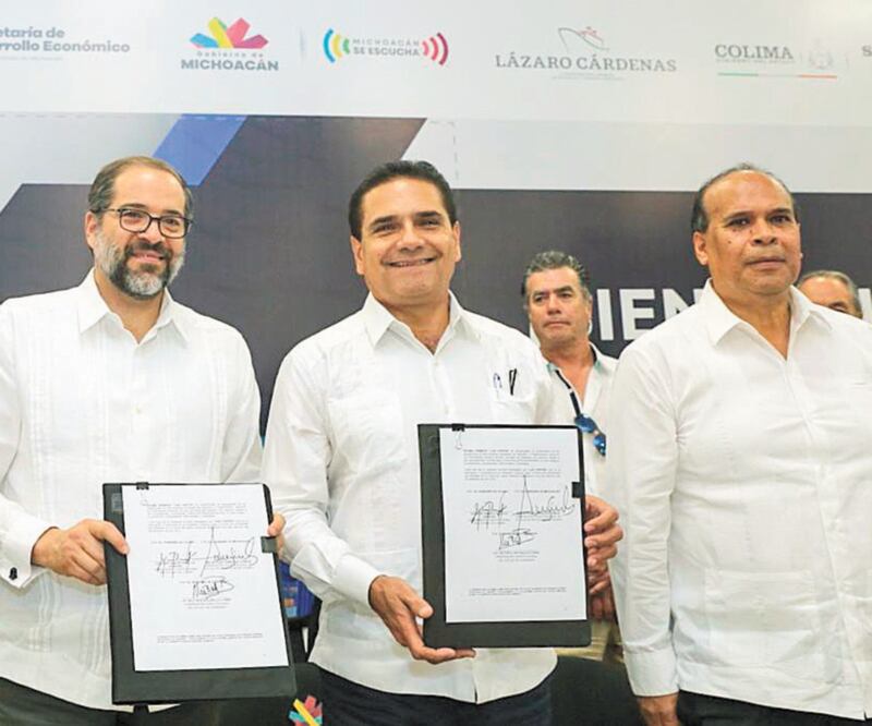 Los mandatarios José Ignacio Peralta (Colima) y Silvano Aureoles (Michoacán) firmaron el acuerdo de la plataforma logística México-Asia-Pacífico. Foto: Especial