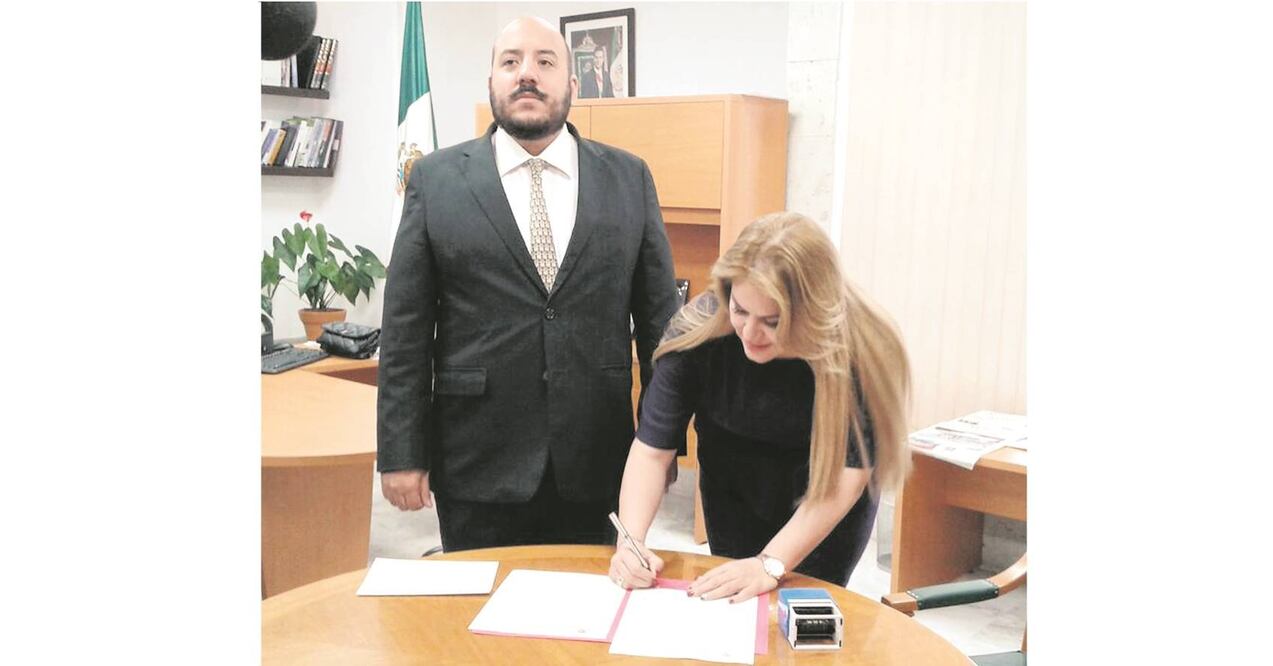 José Ramón Cárdeno Shaadi, secretario particular de Javier Duarte, entregó la solicitud de licencia a la diputada del Congreso de Veracruz Octavia Ortega (PATRICIA MORALES. EL UNIVERSAL)