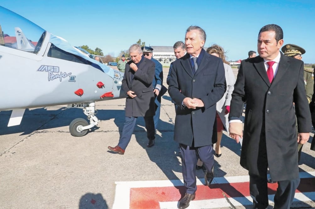 Los presidentes de Guatemala, Jimmy Morales (der.), y de Argentina, Mauricio Macri, el 3 de junio en una pista de aviación, en Buenos Aires. Foto/AFP