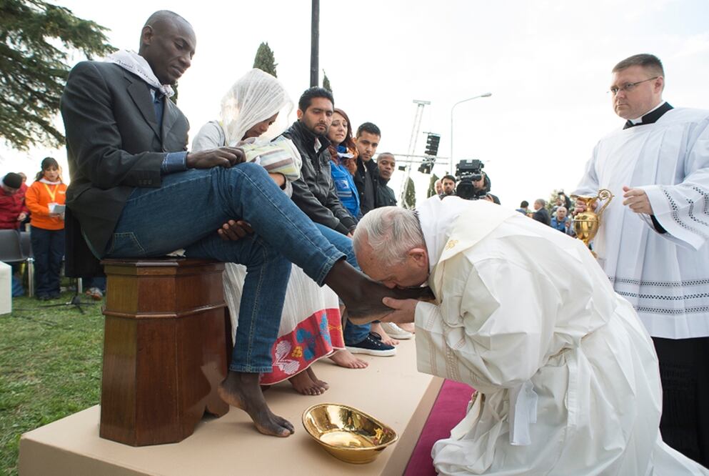 El papa Francisco lavó los pies de refugiados de África e India de diversas religiones y, por primera vez, de cuatro mujeres. Foto AP