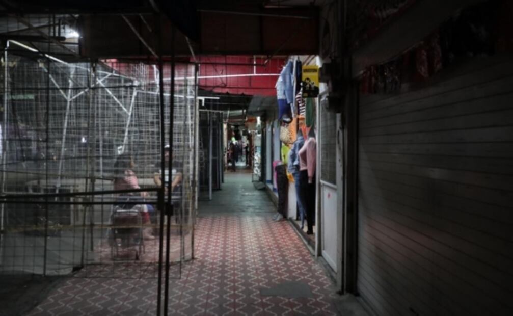 Calles y comercios en Neza, sin aglomeraciones previo al Día de Muertos