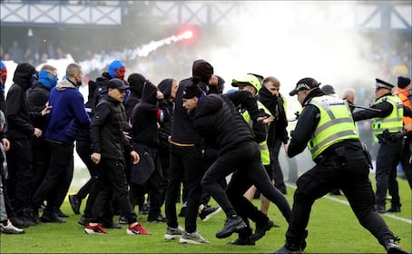 Caos en el Clásico de Escocia: Aficionados del Celtic y Rangers invaden el terreno de juego