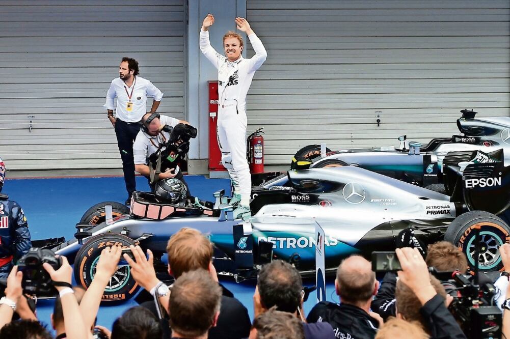 Nico nunca había ganado en Suzuka y con su triunfo certifica el campeonato de constructores para las ‘flechas de plata' (DIEGO AZUBEL. EFE)