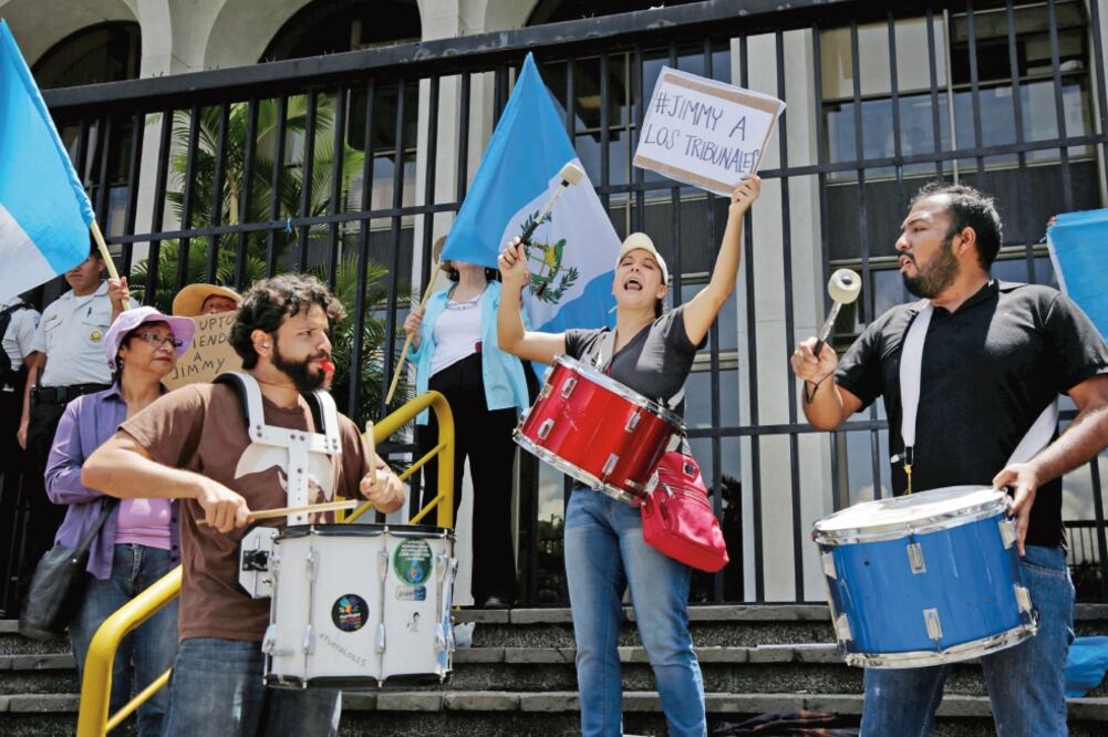 Protesta. Guatemaltecos se manifestaron ayer en favor de que el caso de Jimmy Morales vaya a tribunales (LUIS ECHEVERRIA. REUTERS)
