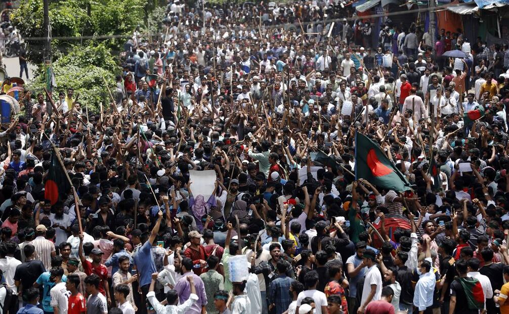 La gente participa en una manifestación contra la primera ministra Sheikh Hasina. Foto: AP