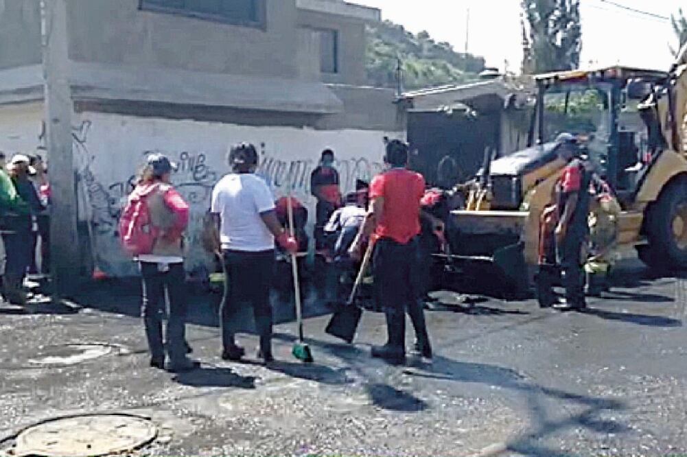 En comunidades del Valle de Chalco se reportaron sólo encharcamientos en avenidas y calles. Los habitantes denunciaron que las bombas del Pozo 5 no funcionaron durante la fuerte precipitación del lunes pasado (EMILIO FERNÁNDEZ. EL UNIVERSAL)