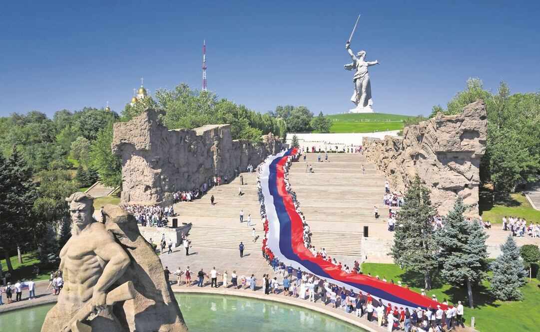 Rusos celebran el Día de la Bandera Nacional, ante el memorial por la Batalla de Stalingrado, en lo que hoy es Volgogrado. Foto: Alexandr Kulikov/ AP.