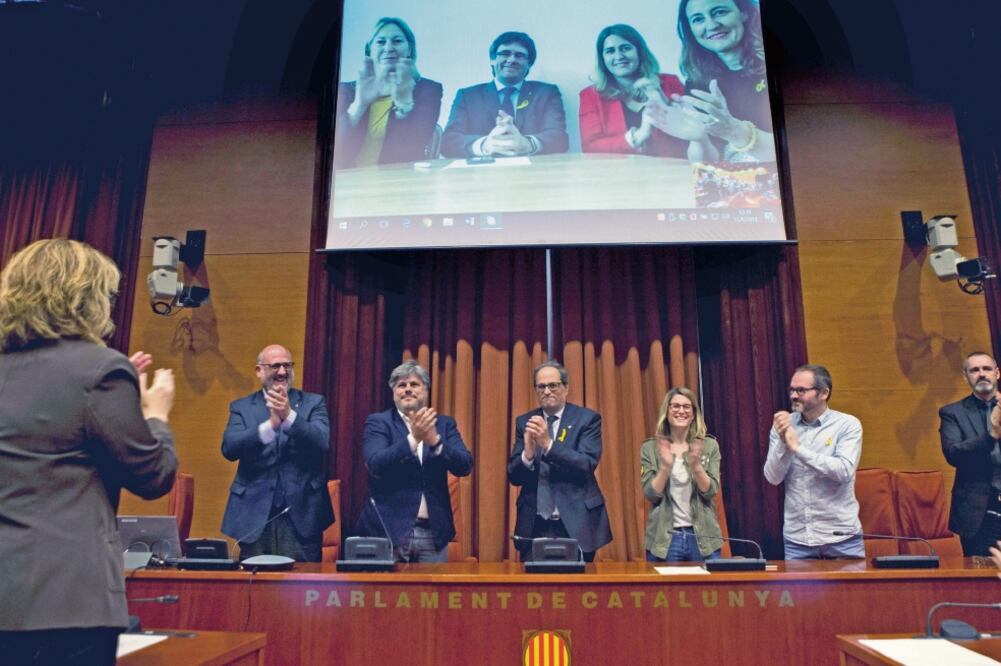 El candidato a presidente de la Generalitat, Quim Torra (centro), fue aplaudido por los diputados del Parlamento Catalán. Foto: QUIQUE GARCÍA. EFE