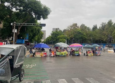 Bloqueo de comerciantes en Avenida Juárez cumple más de 5 horas; exigen espacios de venta