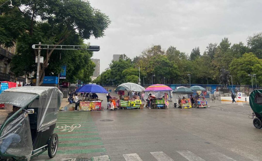 Alrededor de cinco carretillas cerraron el paso de los automóviles sobre la avenida Juárez y su cruce con la calle López en el centro histórico en la alcaldía Cuauhtémoc. Foto: Juan Carlos Williams/EL UNIVERSAL