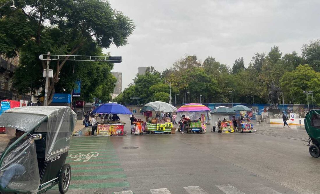 Alrededor de cinco carretillas cerraron el paso de los automóviles sobre la avenida Juárez y su cruce con la calle López en el centro histórico en la alcaldía Cuauhtémoc. Foto: Juan Carlos Williams/EL UNIVERSAL